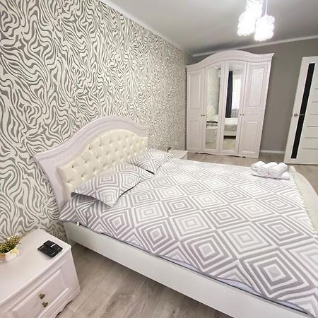 Вип 1Комн Айтиева 70 Uralsk Exterior photo